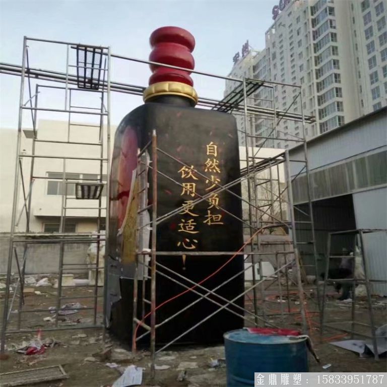 玻璃鋼大型酒瓶雕塑，酒廠仿真酒瓶雕塑定制3